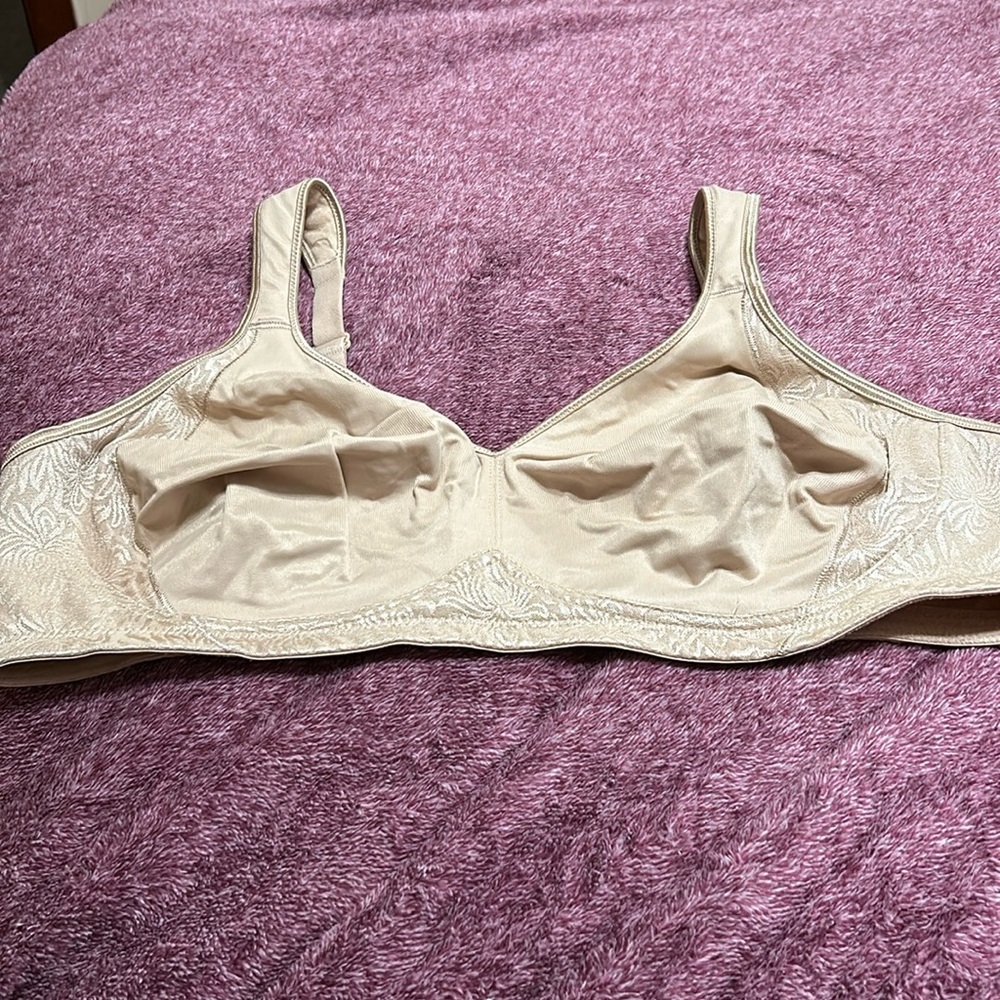 NWOT Playtex Wirefree No Padding Bra